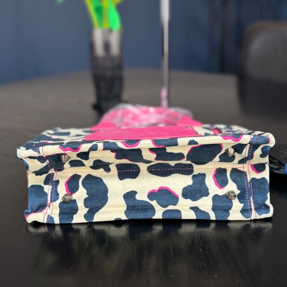 Wrangler Cow Print Concealed Carry Tote/Crossbody Hot Pink - Picture 7 of 7